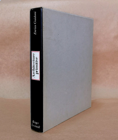 Architecture primitive, Enrico Guidoni, trad. Jean d'Yvoire, Collection Histoire mondiale de l'architecture (dirigée par Pier Luigi Nervi), Berger-Levrault, 1980.