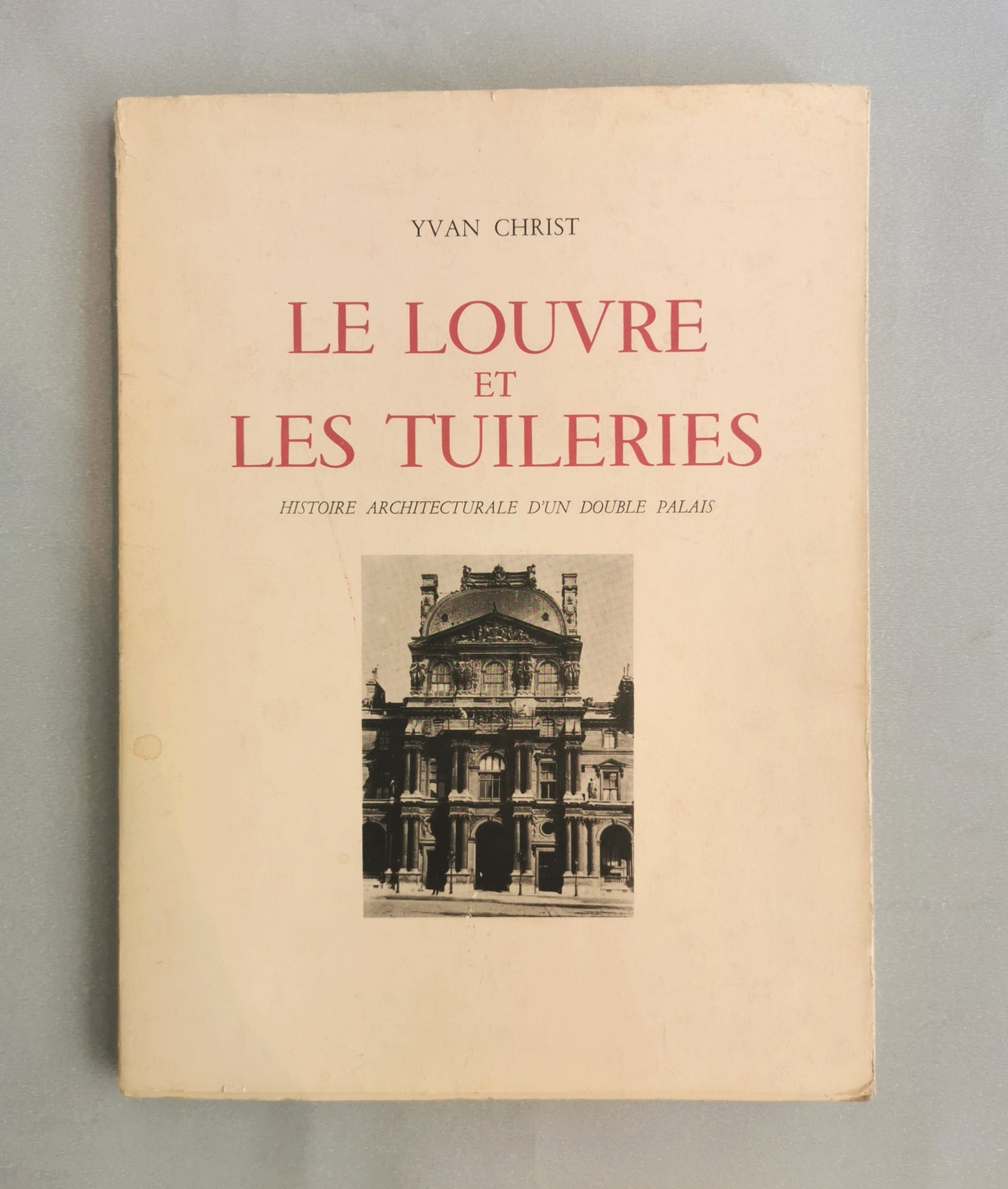 Le Louvre et les Tuileries, Histoire architecturale d'un double palais, Yvan Christ, Photographies de Sougez, Editions Tel, 1949.