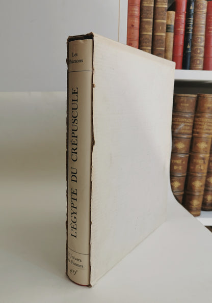 Les Pharaons, L'Egypte du crépuscule, série en trois volumes, dir. Jean Leclant, L'Univers des formes, nrf, Gallimard, 1980.